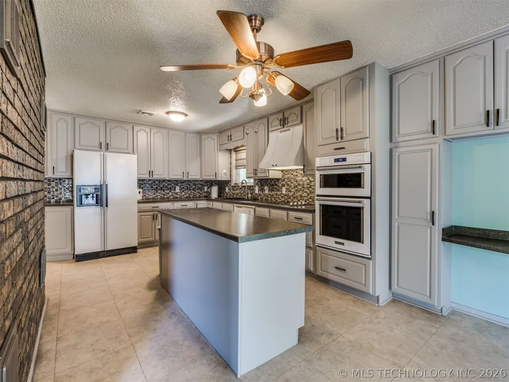 1082 Gaines Creek Loop Eufaula, OK 74432