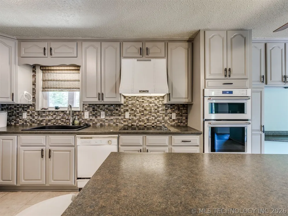1082 Gaines Creek Loop Eufaula, OK 74432