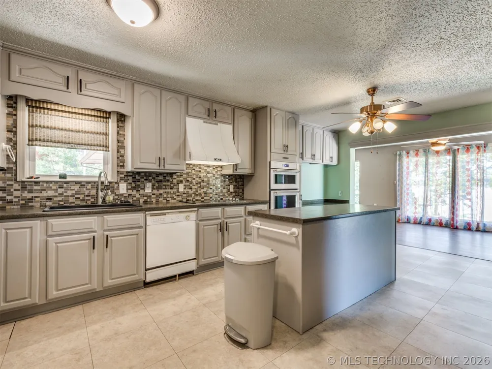 1082 Gaines Creek Loop Eufaula, OK 74432