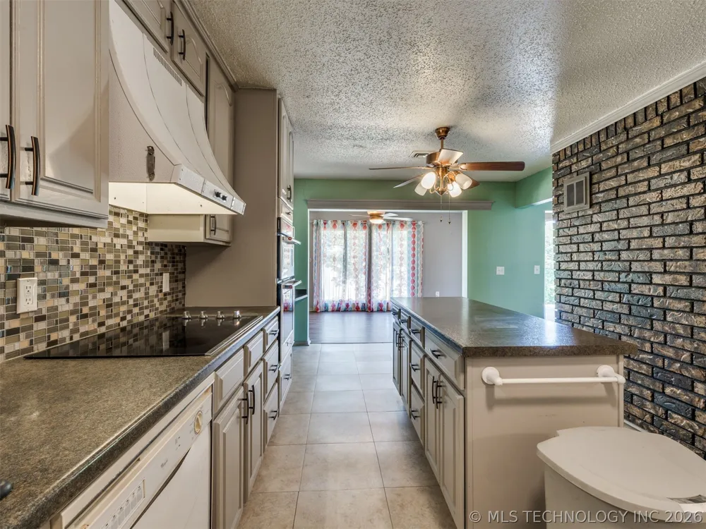 1082 Gaines Creek Loop Eufaula, OK 74432