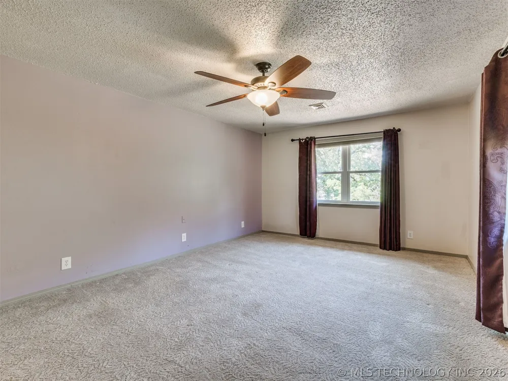 1082 Gaines Creek Loop Eufaula, OK 74432