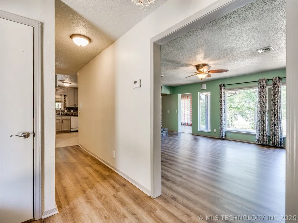 1082 Gaines Creek Loop Eufaula, OK 74432