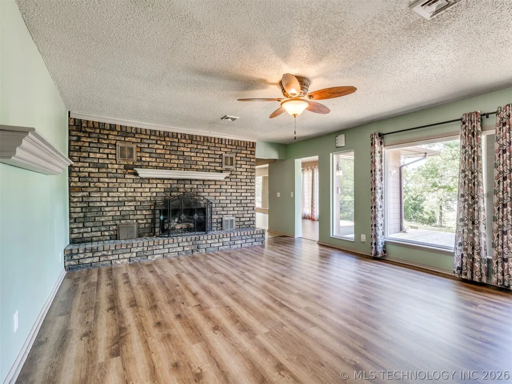 1082 Gaines Creek Loop Eufaula, OK 74432