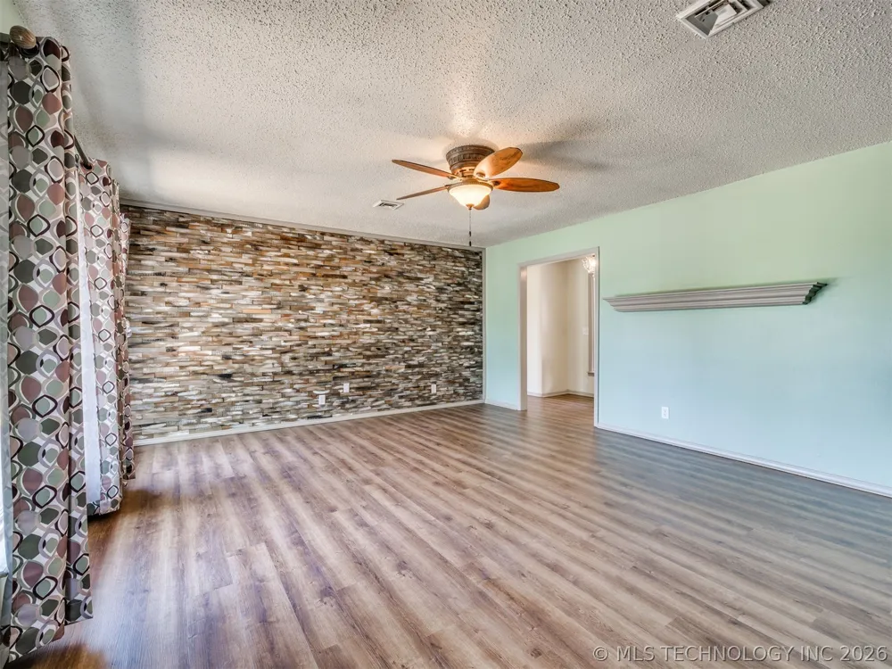 1082 Gaines Creek Loop Eufaula, OK 74432