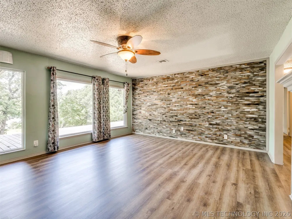 1082 Gaines Creek Loop Eufaula, OK 74432
