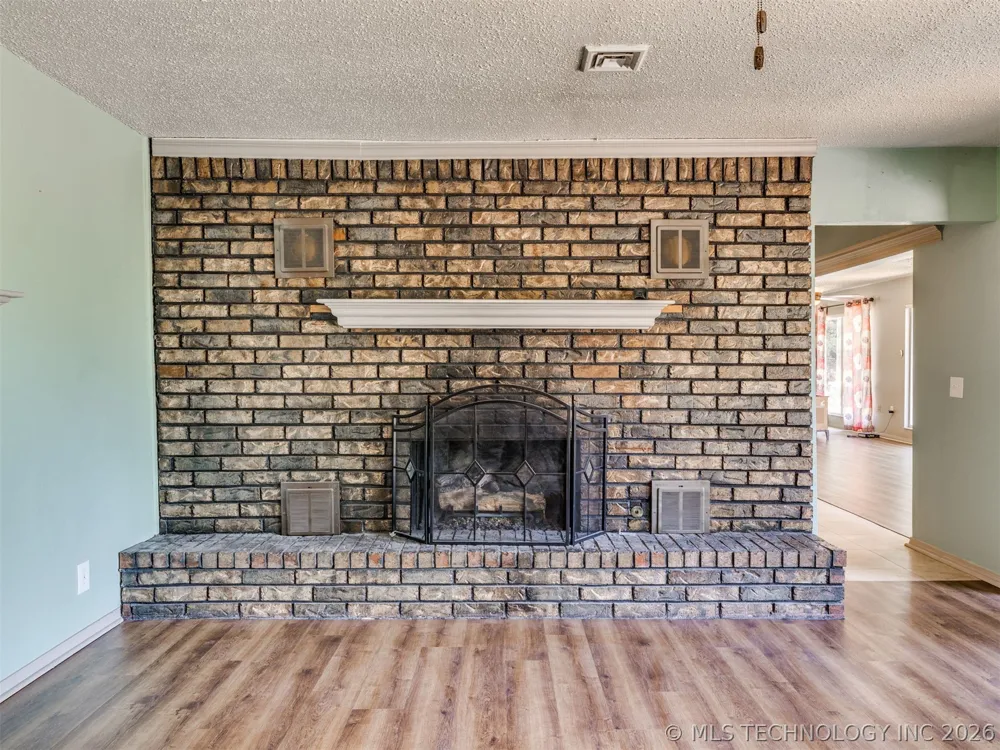 1082 Gaines Creek Loop Eufaula, OK 74432