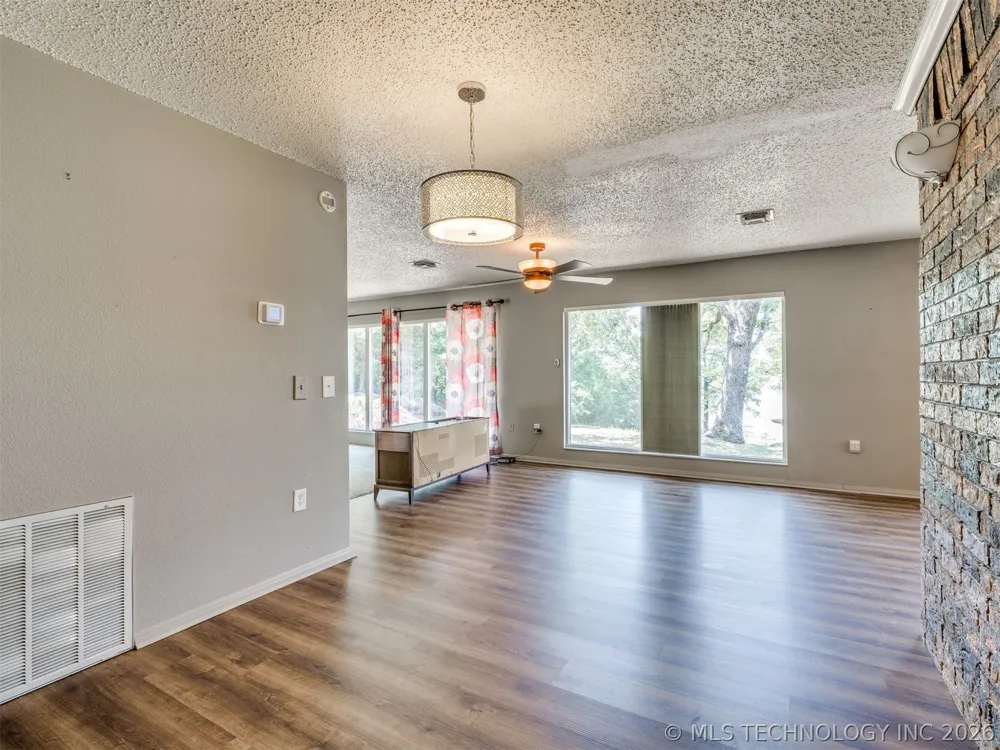 1082 Gaines Creek Loop Eufaula, OK 74432