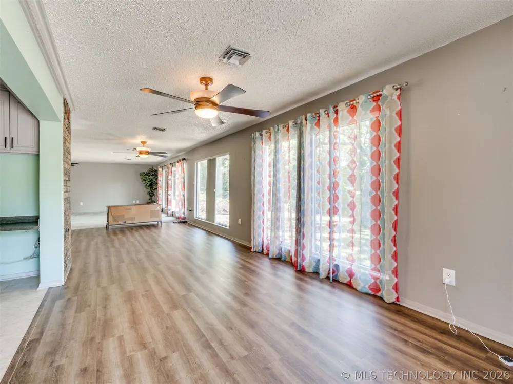 1082 Gaines Creek Loop Eufaula, OK 74432