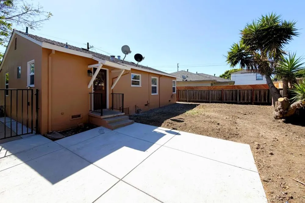1118 Victoria Avenue Hollister, CA 95023