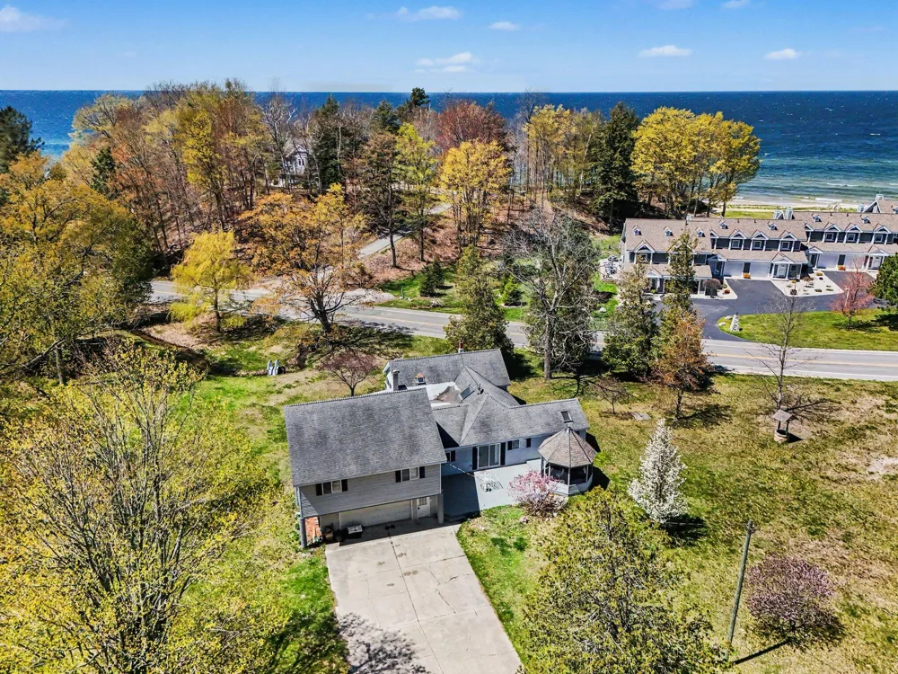 6665 Lakeshore Road Manistee Township, MI 49660