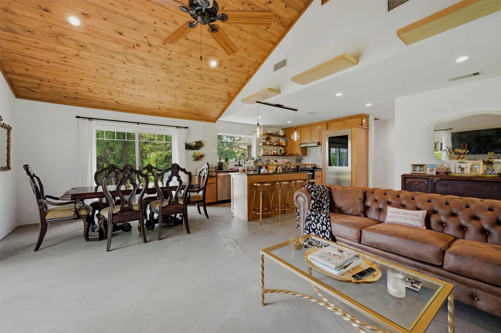 100 Cayuga Cove Lake Kiowa, TX 76240