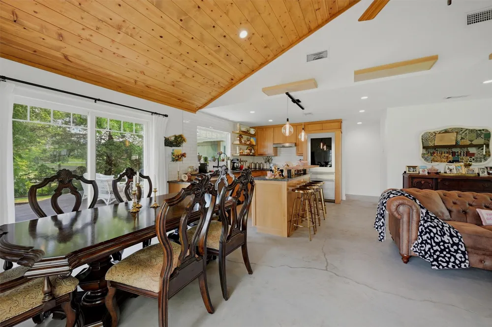100 Cayuga Cove Lake Kiowa, TX 76240