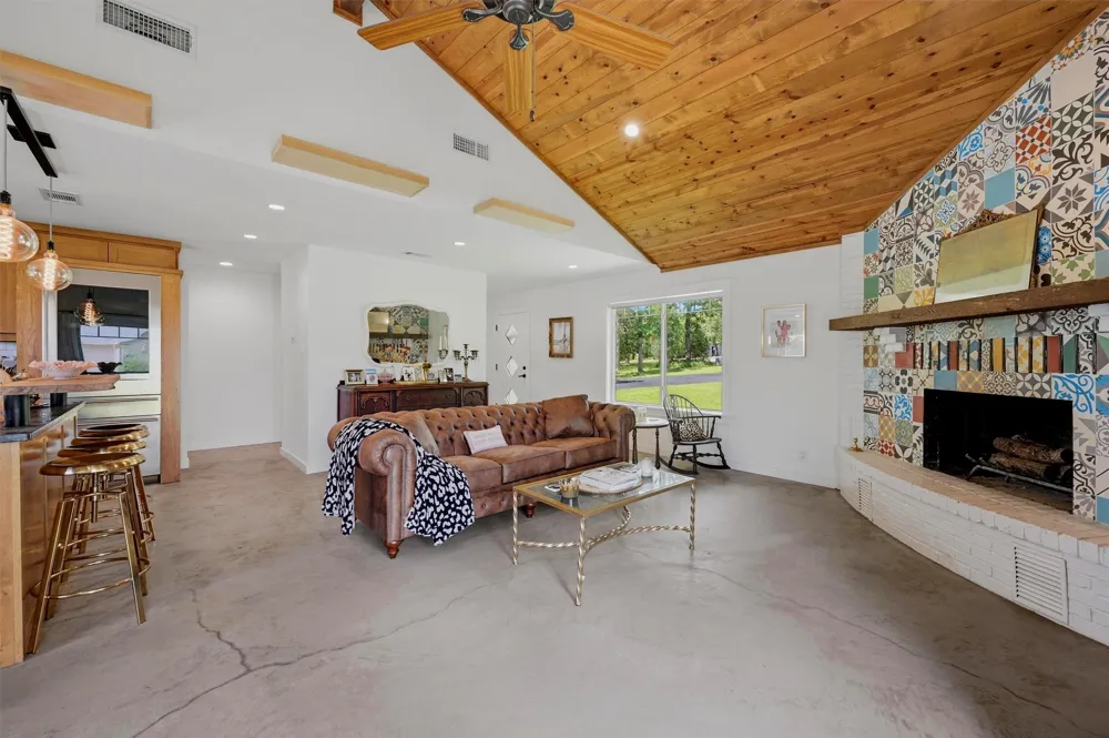 100 Cayuga Cove Lake Kiowa, TX 76240
