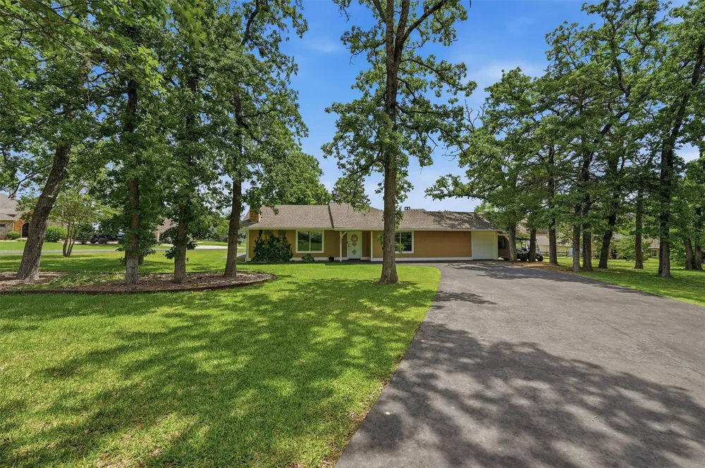 100 Cayuga Cove Lake Kiowa, TX 76240
