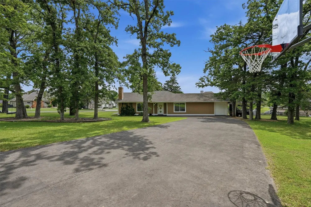100 Cayuga Cove Lake Kiowa, TX 76240