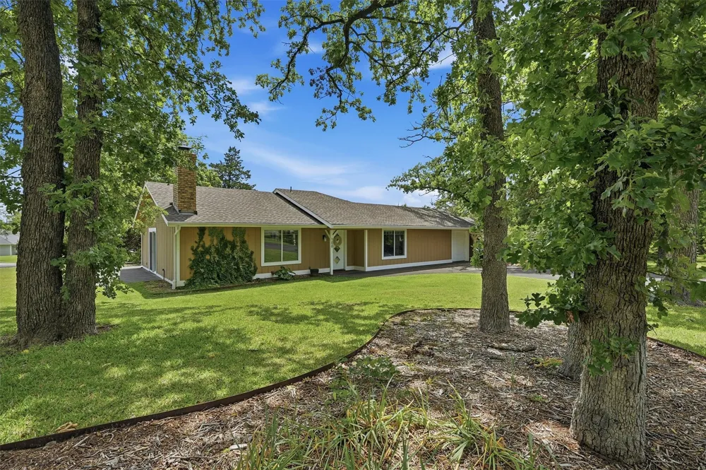 100 Cayuga Cove Lake Kiowa, TX 76240
