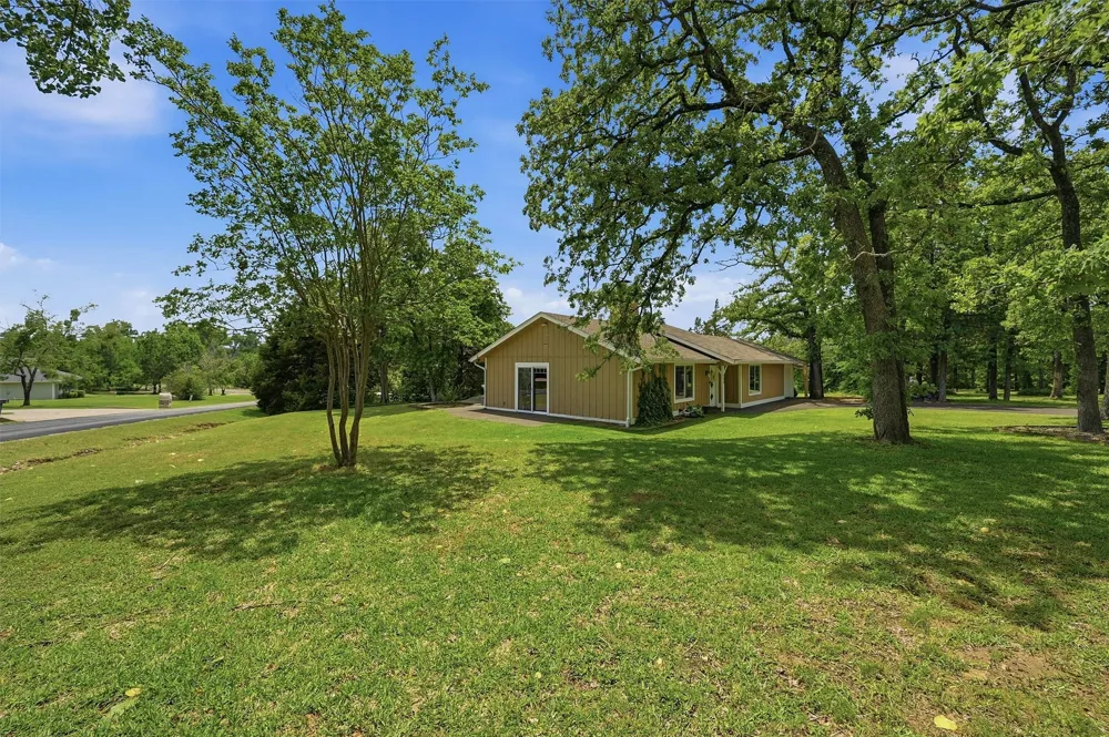 100 Cayuga Cove Lake Kiowa, TX 76240