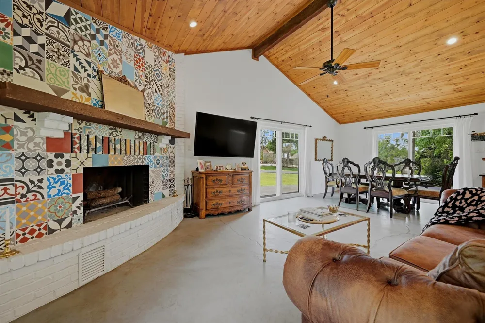 100 Cayuga Cove Lake Kiowa, TX 76240
