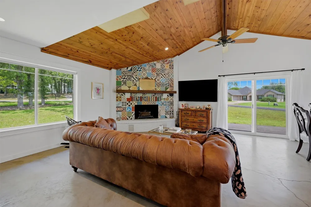 100 Cayuga Cove Lake Kiowa, TX 76240