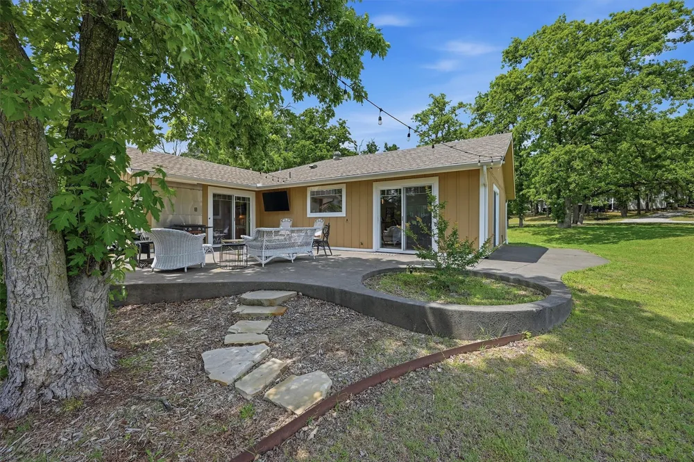 100 Cayuga Cove Lake Kiowa, TX 76240