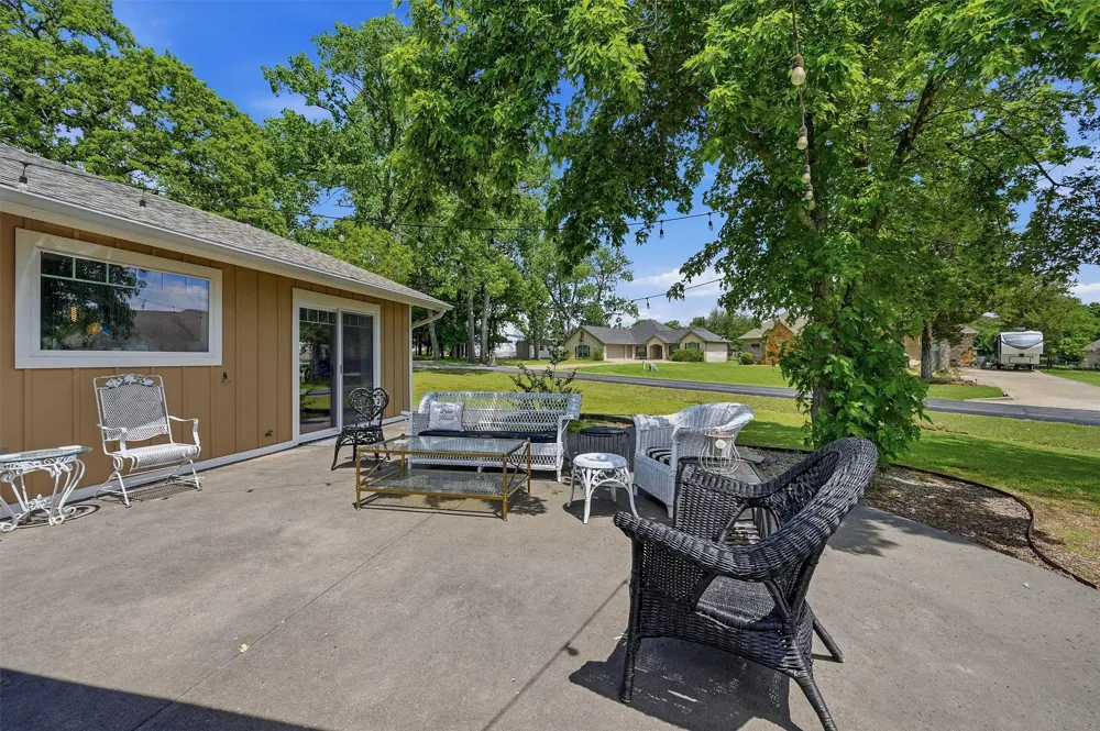 100 Cayuga Cove Lake Kiowa, TX 76240