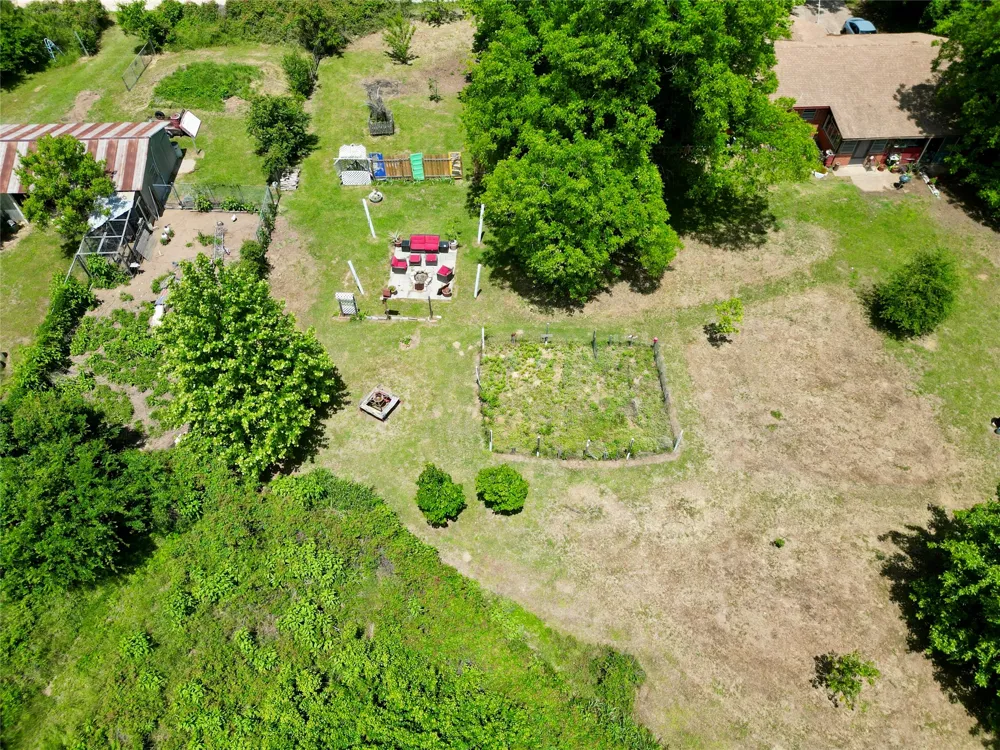 615 W North Street Blossom, TX 75416