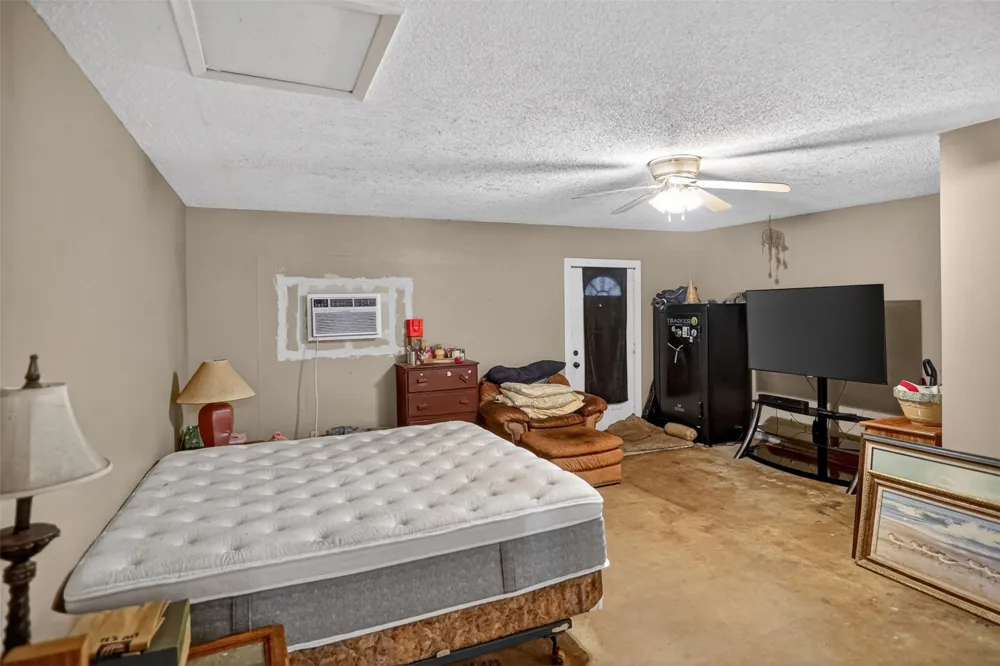 615 W North Street Blossom, TX 75416