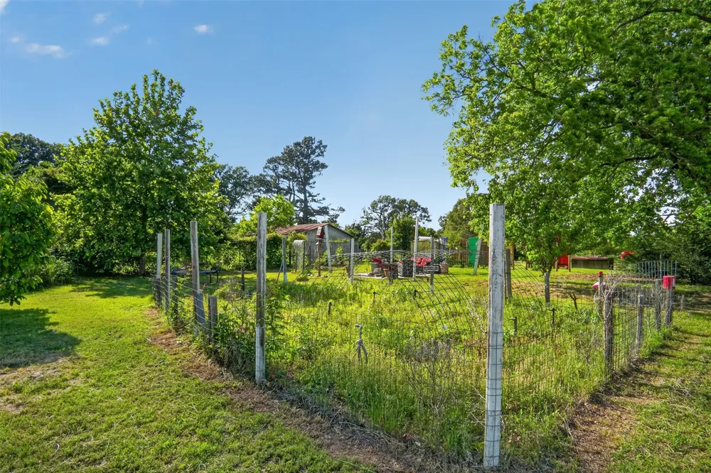 615 W North Street Blossom, TX 75416
