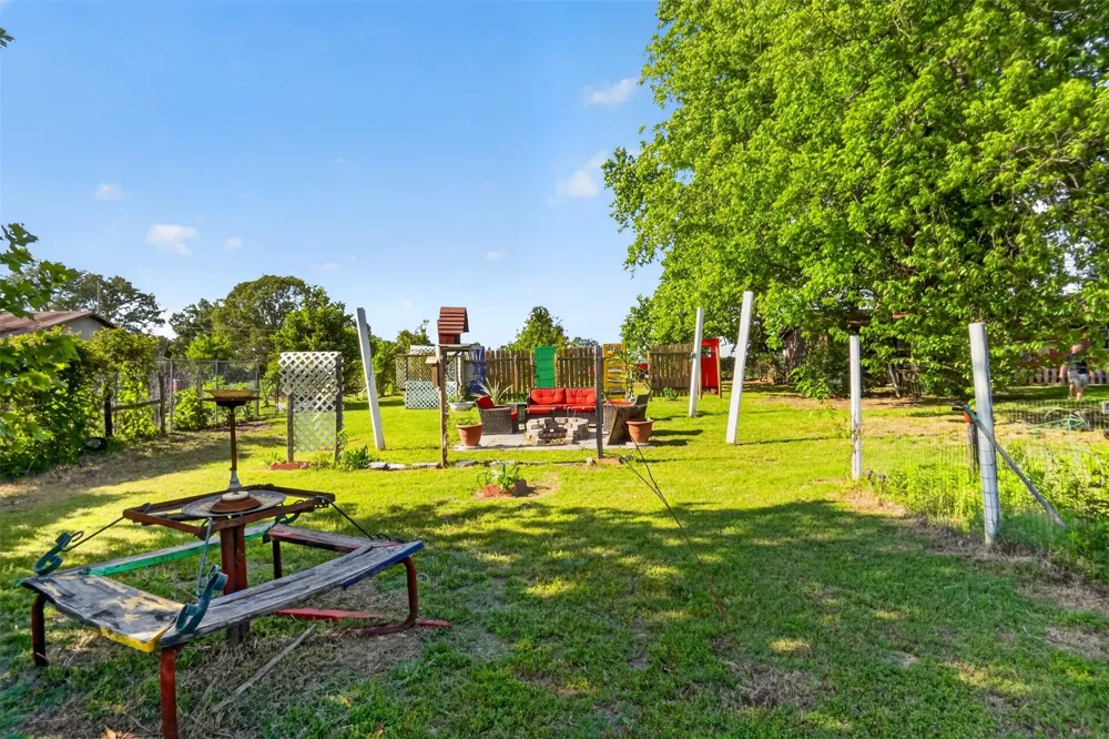 615 W North Street Blossom, TX 75416