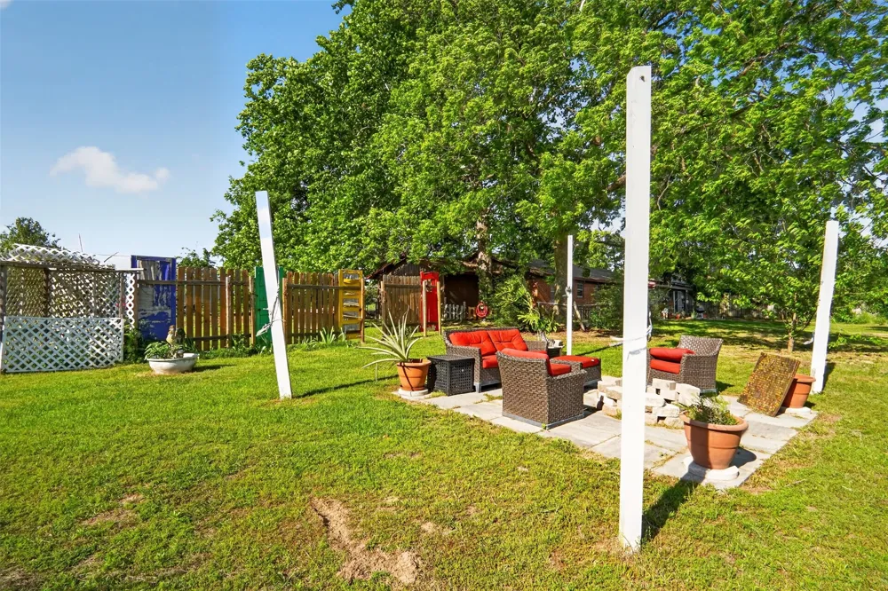 615 W North Street Blossom, TX 75416