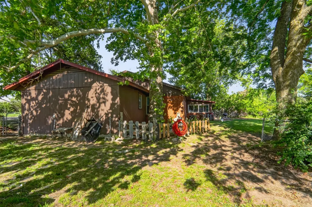 615 W North Street Blossom, TX 75416