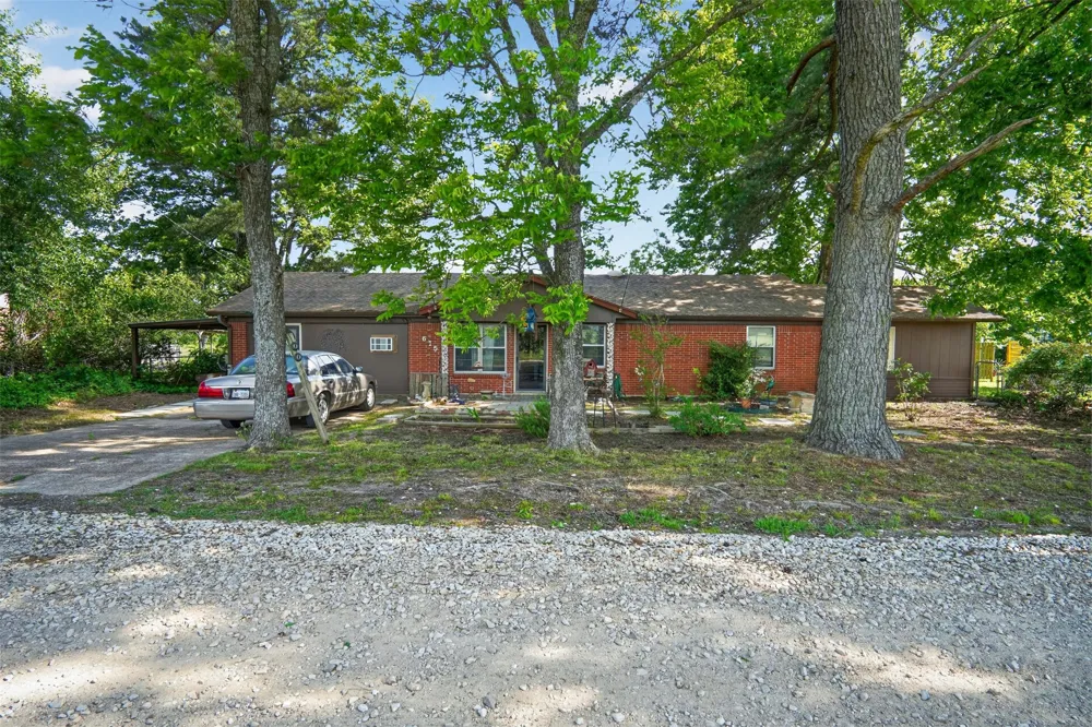 615 W North Street Blossom, TX 75416
