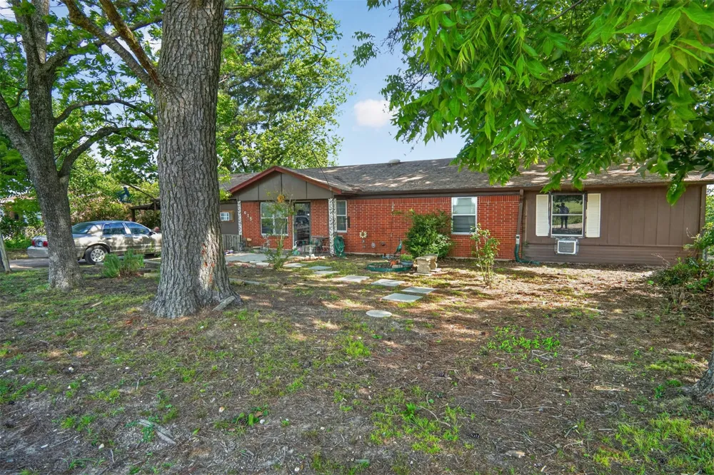 615 W North Street Blossom, TX 75416