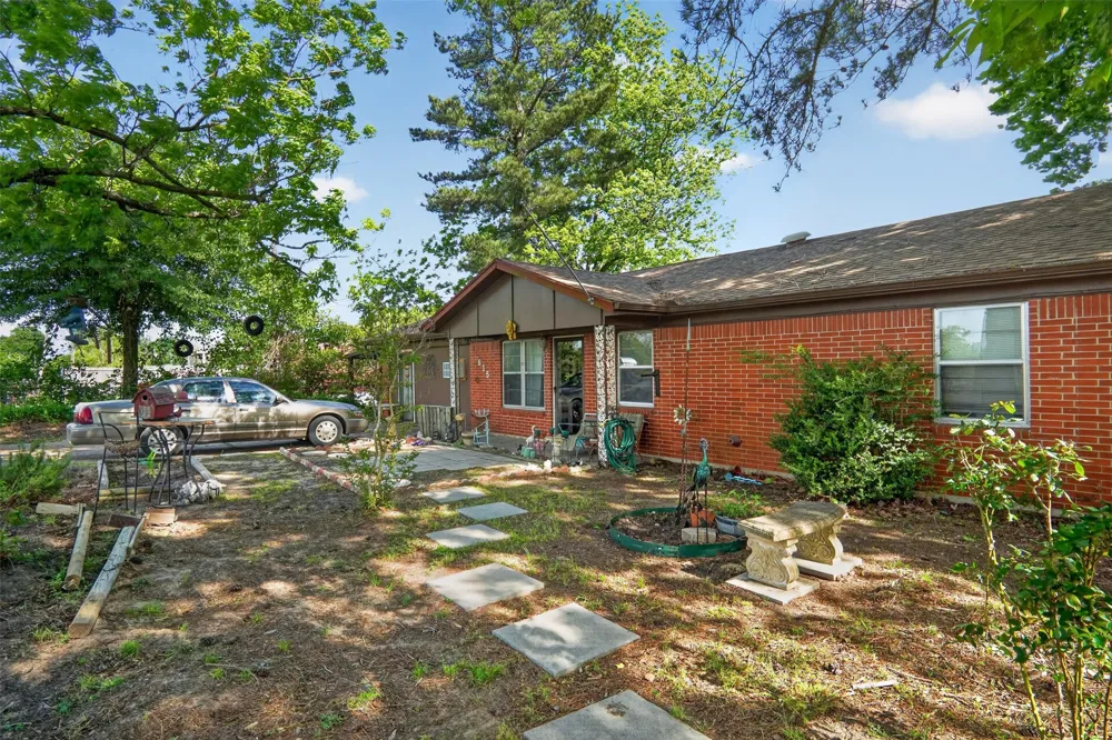 615 W North Street Blossom, TX 75416