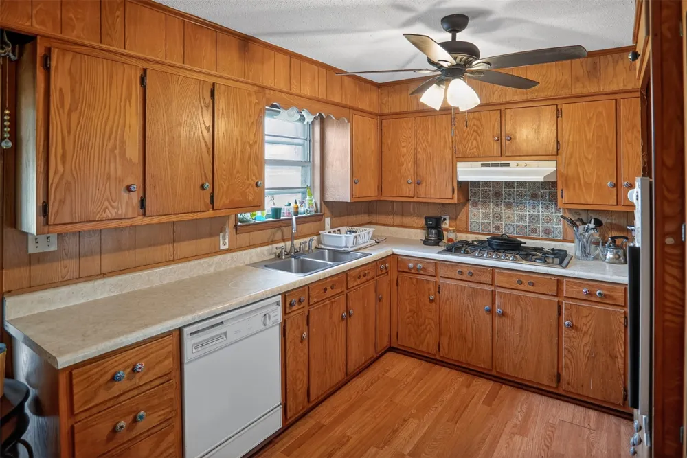615 W North Street Blossom, TX 75416