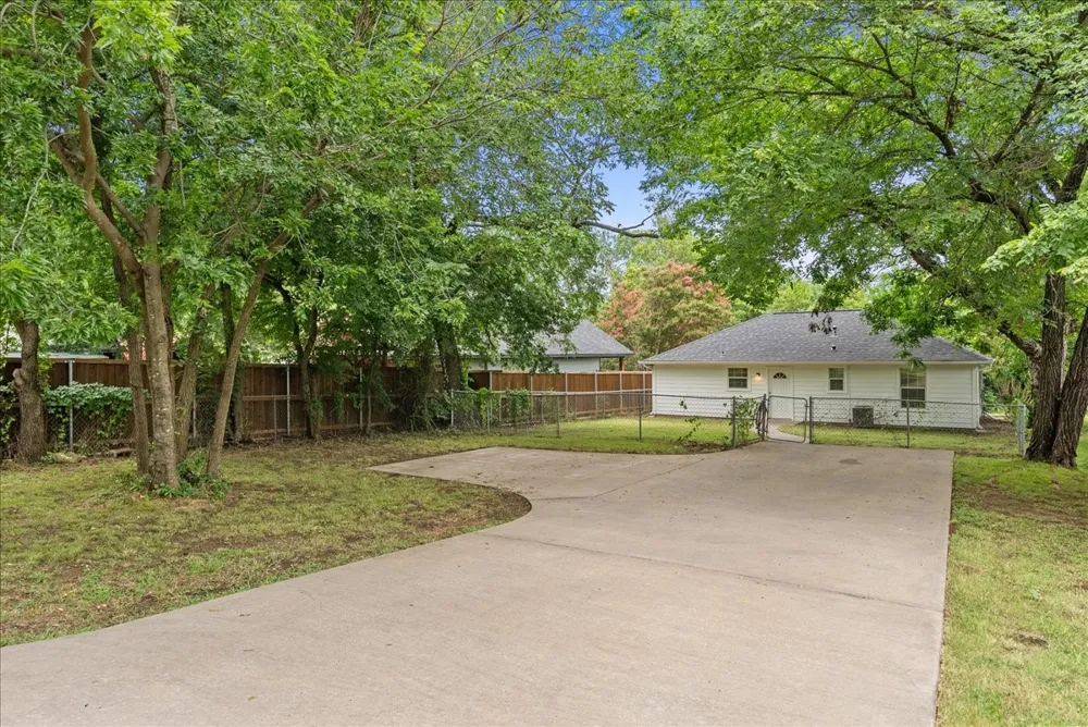 404 W Day Street Denison, TX 75020