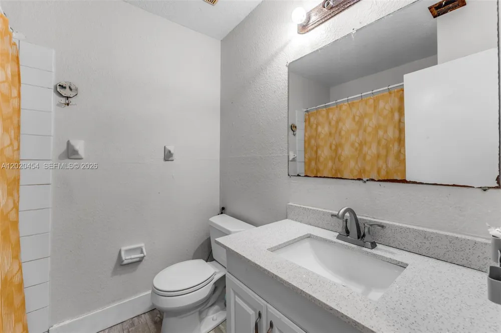 8025 NW 8th St #13 Miami, FL 33126