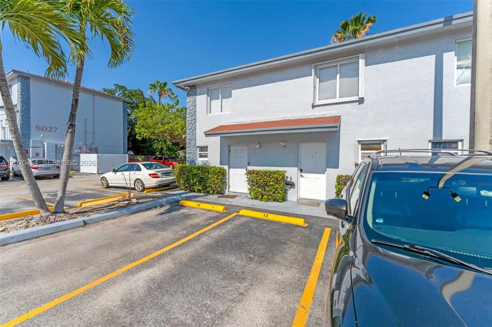 8025 NW 8th St #13 Miami, FL 33126