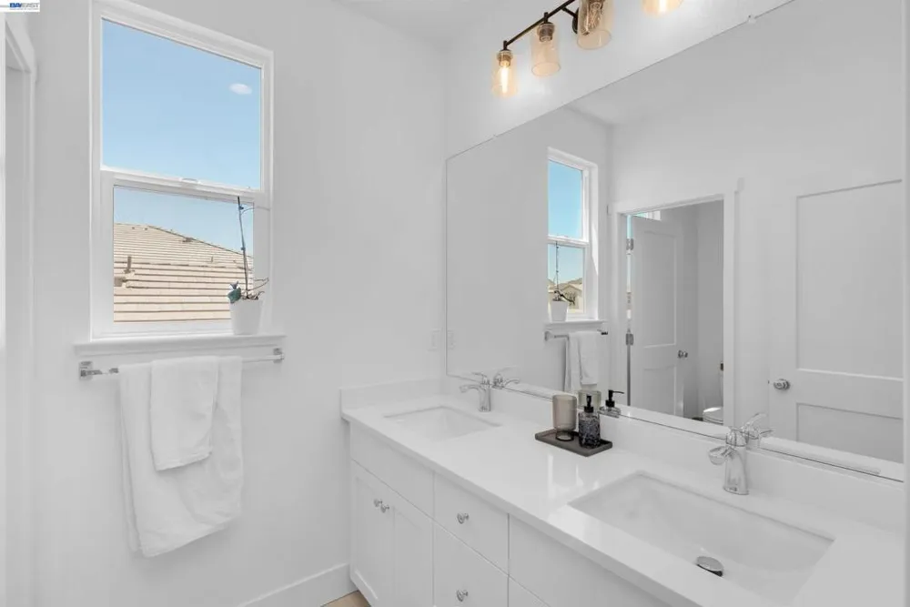 3098 Mulholland Dr Lathrop, CA 95330
