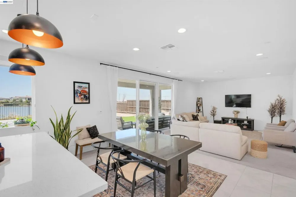 3098 Mulholland Dr Lathrop, CA 95330