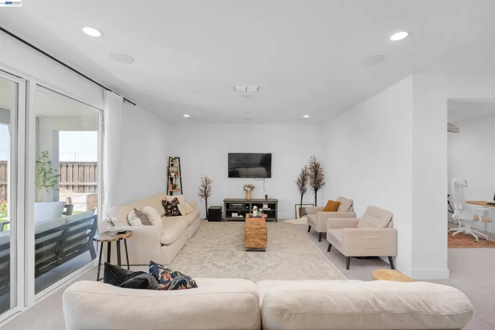 3098 Mulholland Dr Lathrop, CA 95330