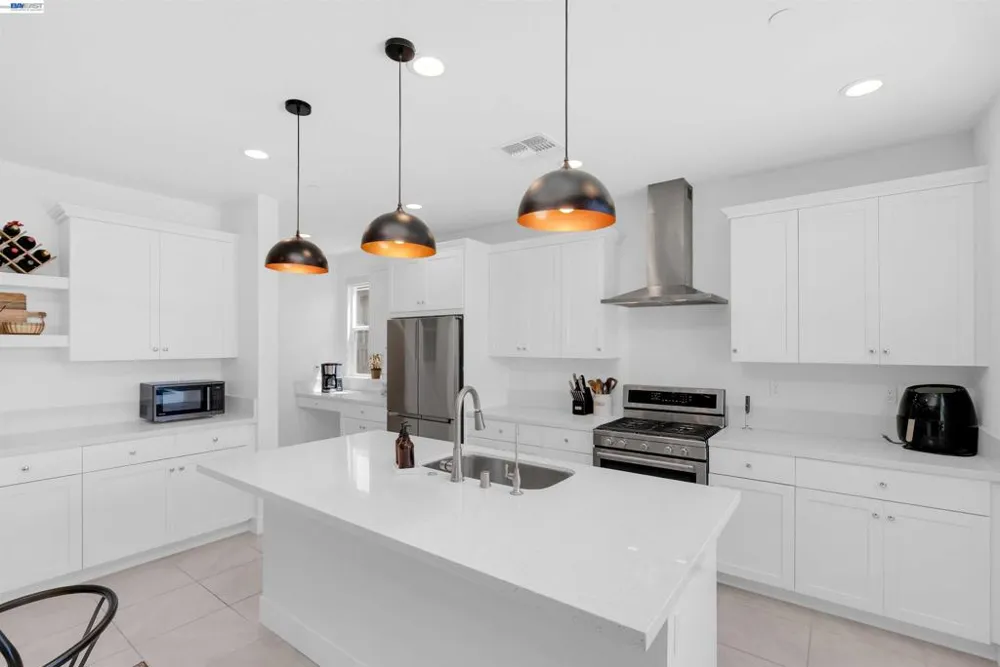 3098 Mulholland Dr Lathrop, CA 95330