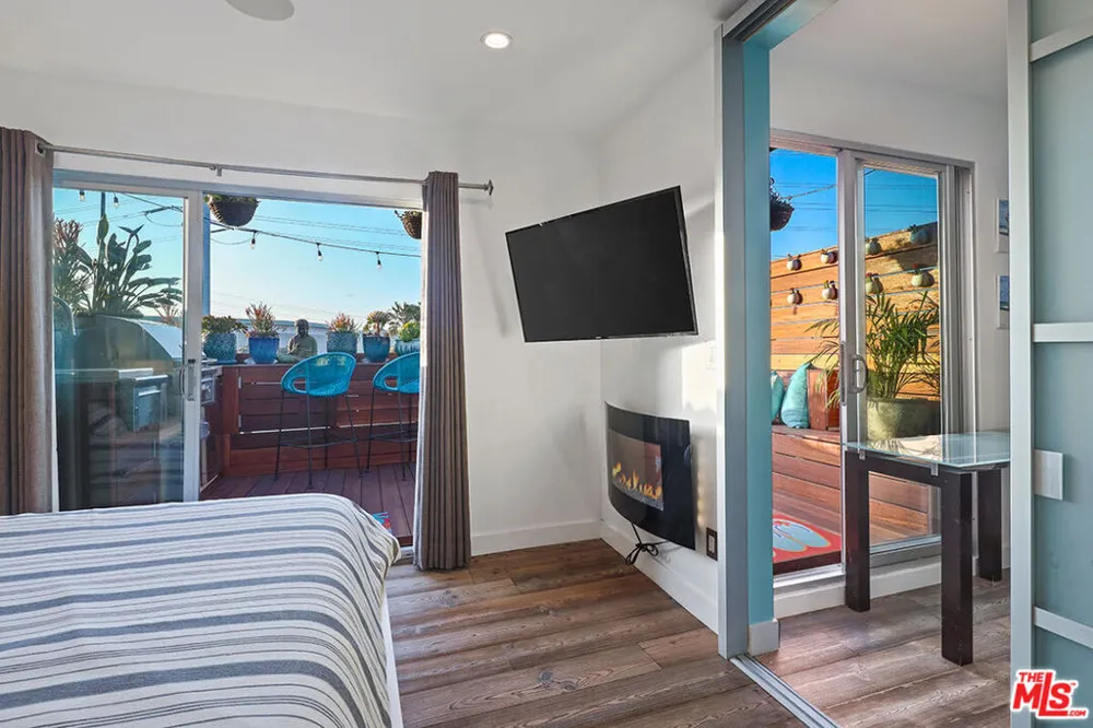 472 Rosecrans Avenue Manhattan Beach, CA 90266