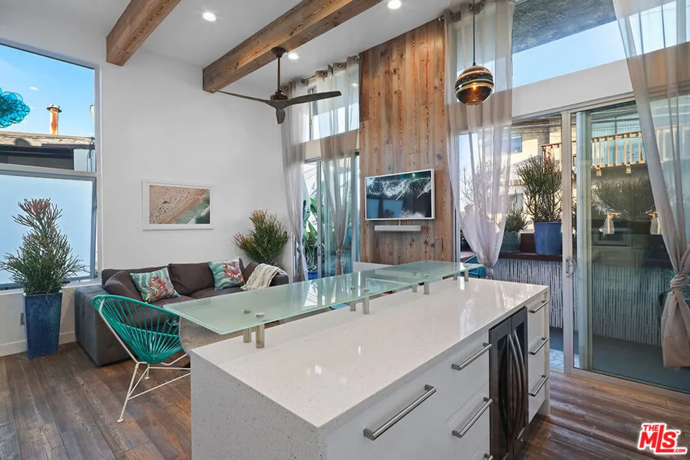 472 Rosecrans Avenue Manhattan Beach, CA 90266