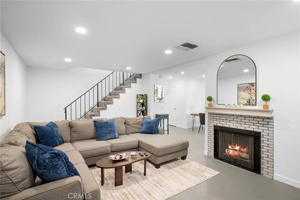 3827 W Avenue 41 Los Angeles, CA 90065