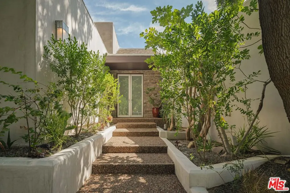 3084 Franklin Canyon Drive Beverly Hills, CA 90210