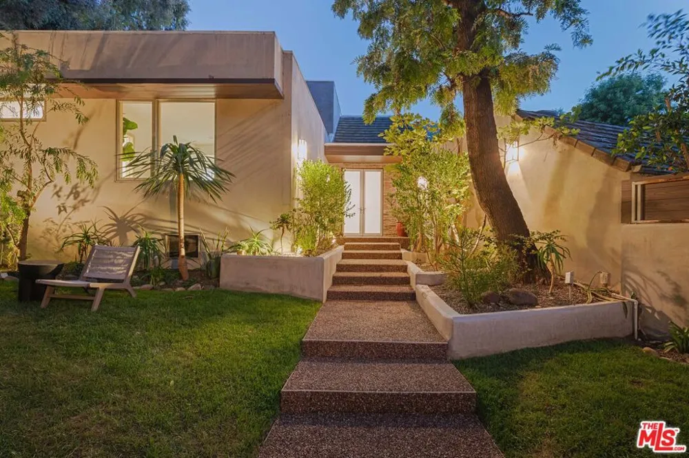 3084 Franklin Canyon Drive Beverly Hills, CA 90210