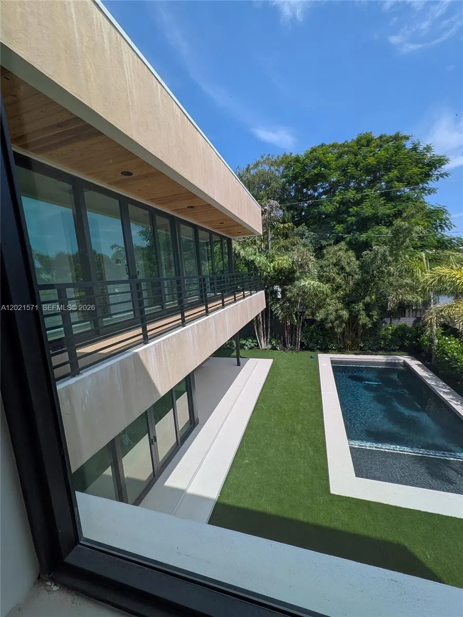 528 NE 13th Ave Fort Lauderdale, FL 33301