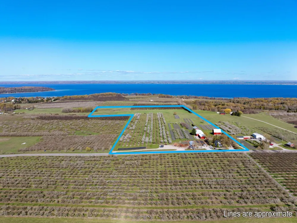 17770 Center Road Peninsula Township, MI 49686