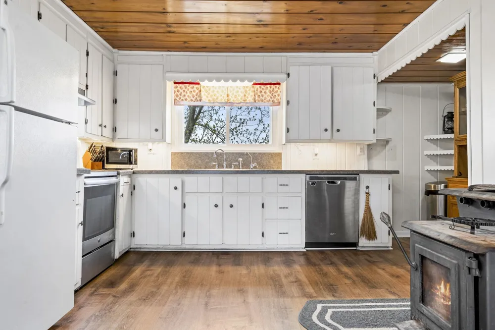 17770 Center Road Peninsula Township, MI 49686